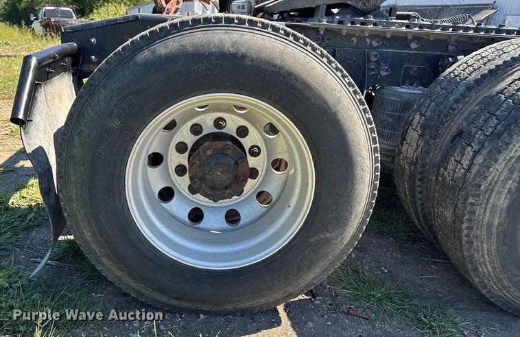 image for item EM2322 2016 International RF027 semi truck