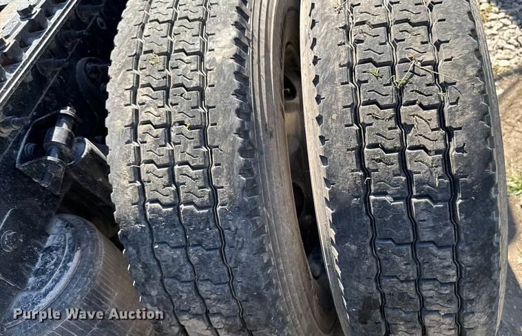 image for item EM2322 2016 International RF027 semi truck