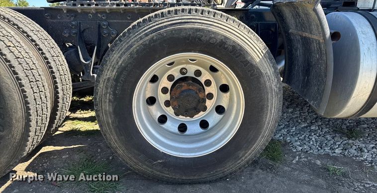 image for item EM2322 2016 International RF027 semi truck