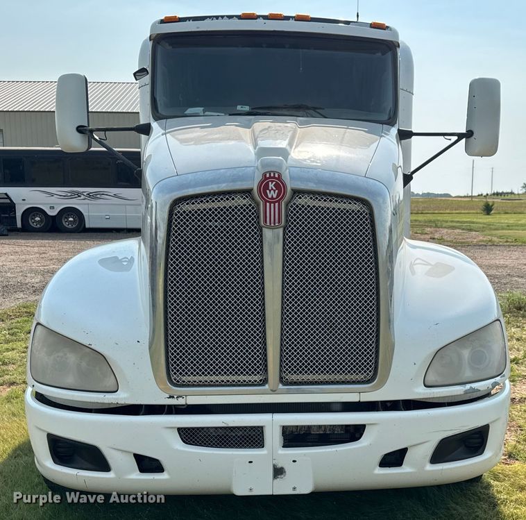 image for item EM8073 2012 Kenworth T660 semi truck