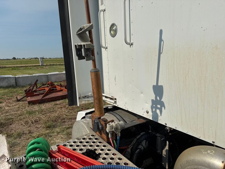 image for item EM8073 2012 Kenworth T660 semi truck