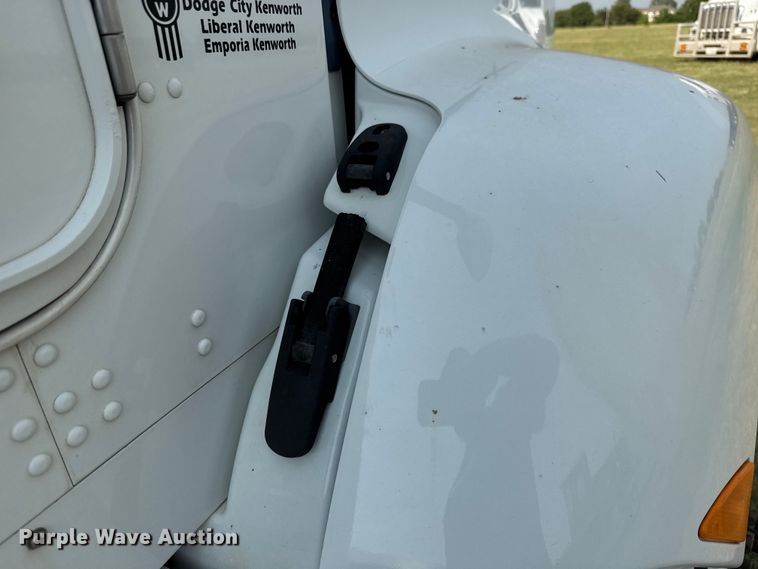 image for item EM8073 2012 Kenworth T660 semi truck