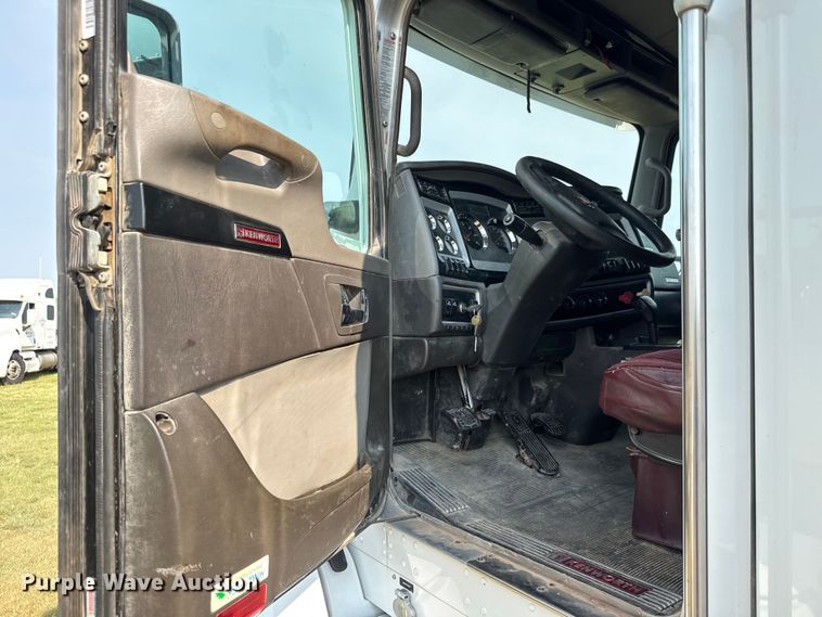 image for item EM8073 2012 Kenworth T660 semi truck