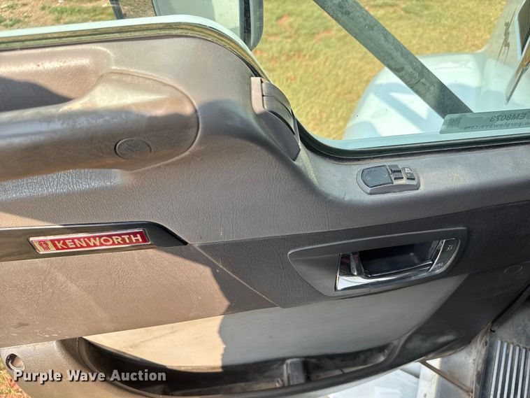 image for item EM8073 2012 Kenworth T660 semi truck