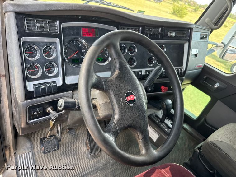 image for item EM8073 2012 Kenworth T660 semi truck