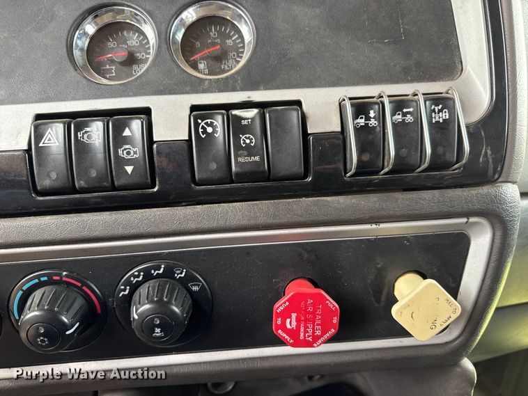 image for item EM8073 2012 Kenworth T660 semi truck