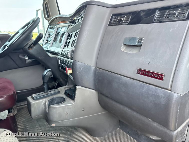 image for item EM8073 2012 Kenworth T660 semi truck