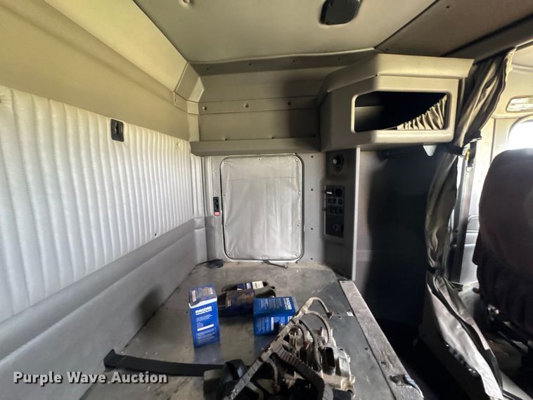 image for item EM8073 2012 Kenworth T660 semi truck