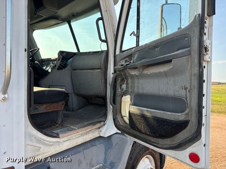 image for item EM8074 2000 Freightliner FL112 Columbia Century Class semi truck