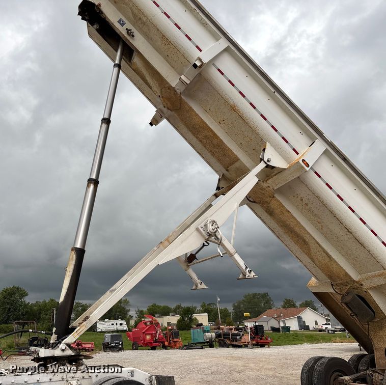 image for item EN5538 2015 Clement Starlight end dump trailer