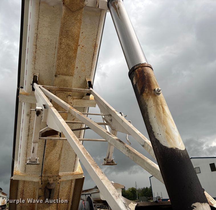 image for item EN5538 2015 Clement Starlight end dump trailer