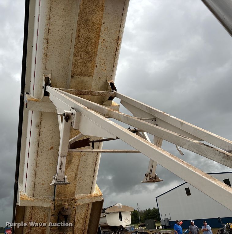 image for item EN5538 2015 Clement Starlight end dump trailer