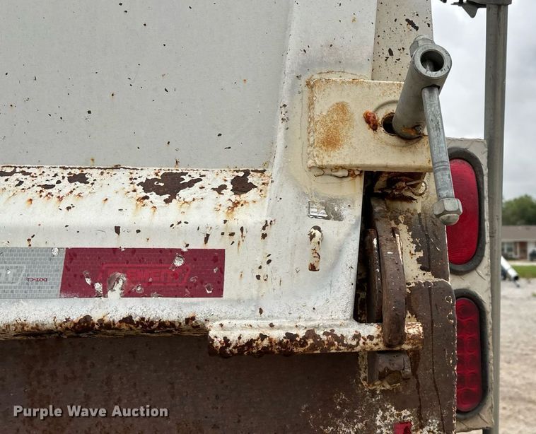 image for item EN5538 2015 Clement Starlight end dump trailer