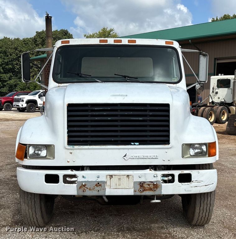 image for item EN5552 1992 International 4700 flatbed truck