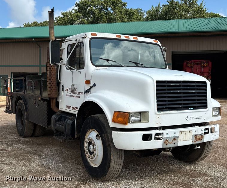 image for item EN5552 1992 International 4700 flatbed truck