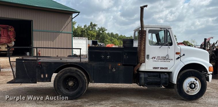 image for item EN5552 1992 International 4700 flatbed truck