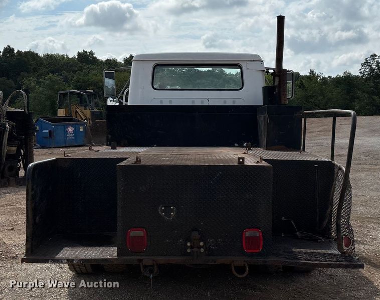 image for item EN5552 1992 International 4700 flatbed truck