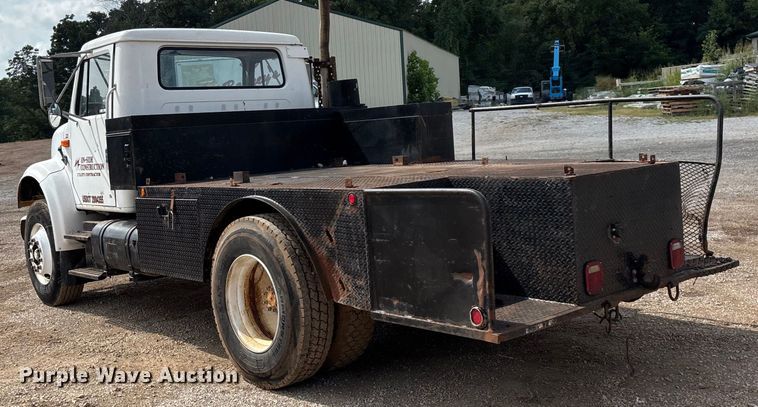 image for item EN5552 1992 International 4700 flatbed truck