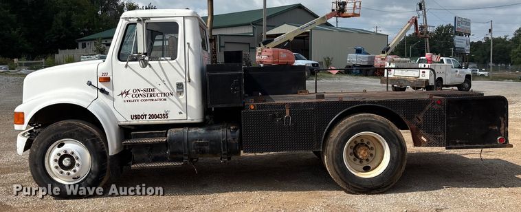 image for item EN5552 1992 International 4700 flatbed truck