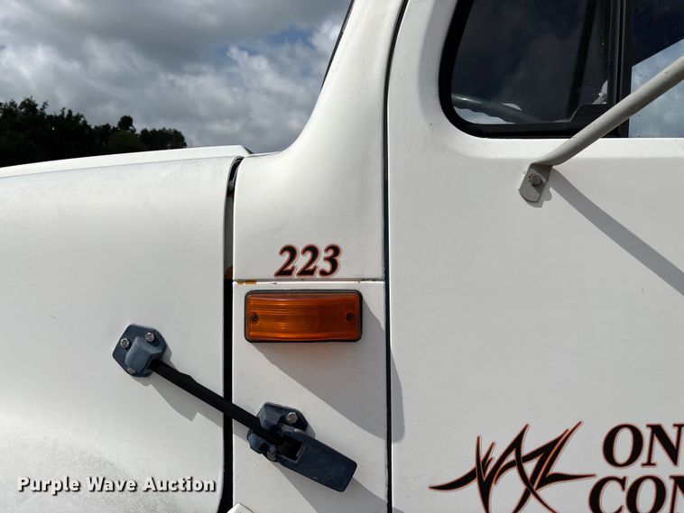 image for item EN5552 1992 International 4700 flatbed truck