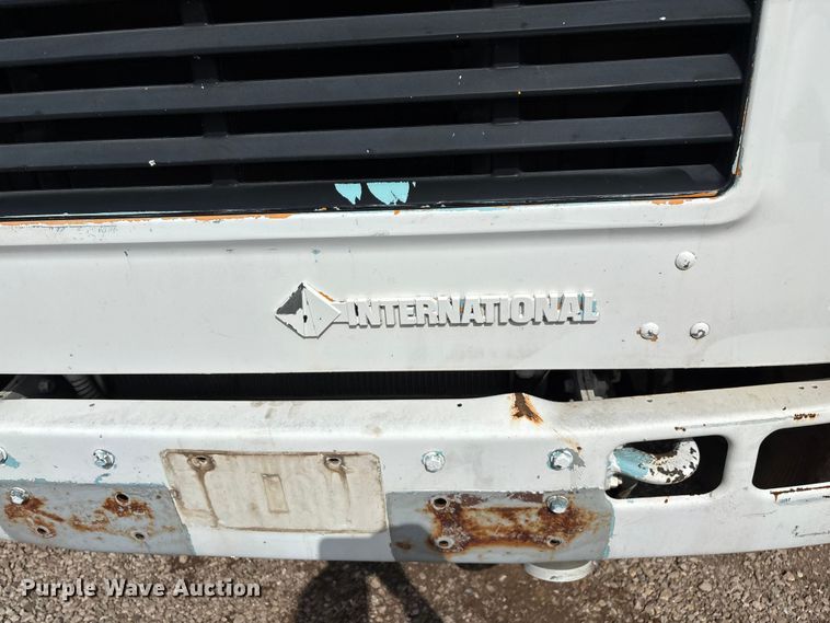 image for item EN5552 1992 International 4700 flatbed truck