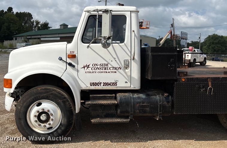 image for item EN5552 1992 International 4700 flatbed truck
