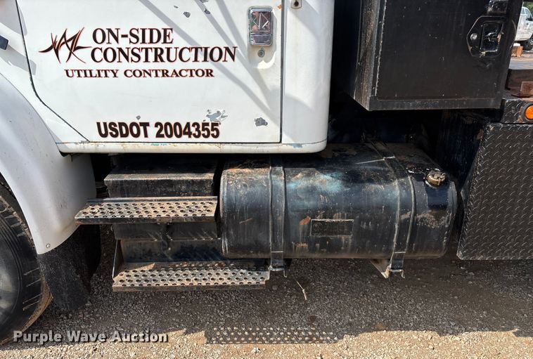 image for item EN5552 1992 International 4700 flatbed truck