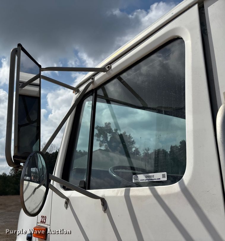 image for item EN5552 1992 International 4700 flatbed truck