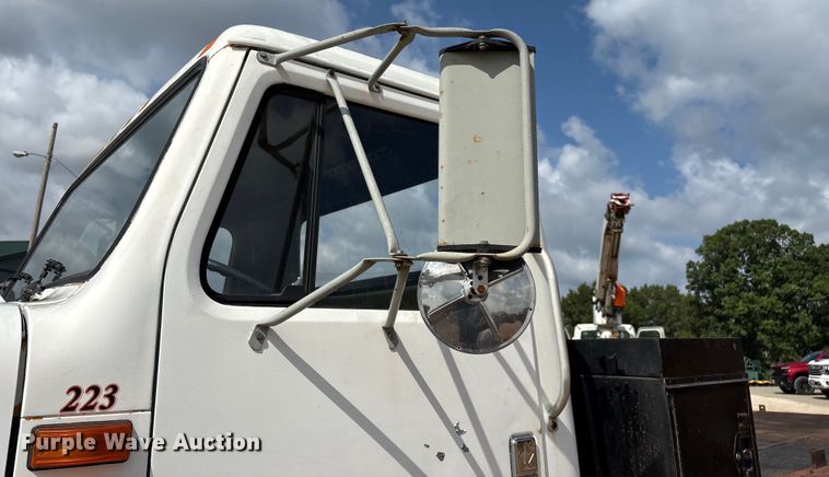 image for item EN5552 1992 International 4700 flatbed truck