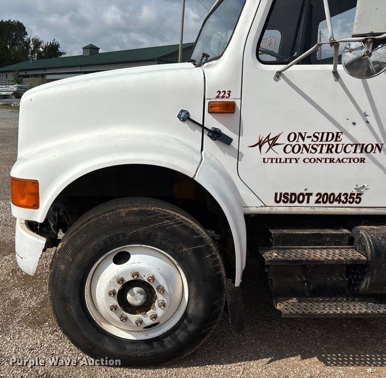 image for item EN5552 1992 International 4700 flatbed truck