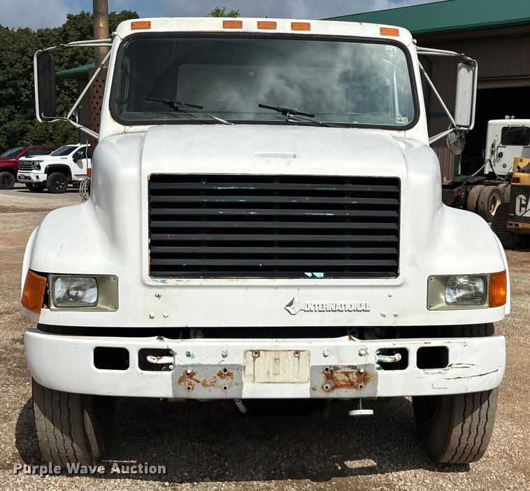image for item EN5552 1992 International 4700 flatbed truck