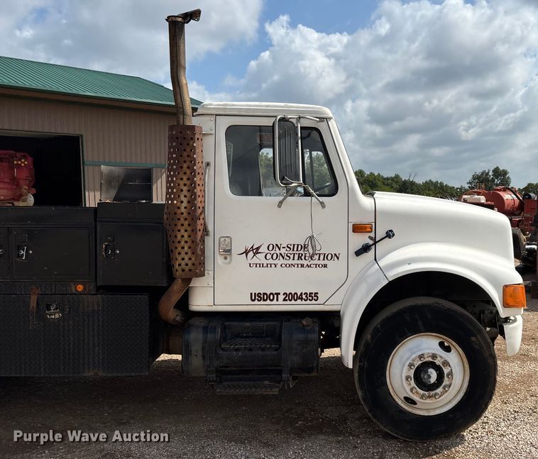 image for item EN5552 1992 International 4700 flatbed truck