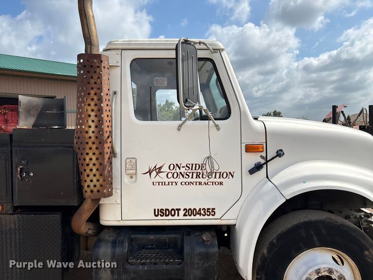 image for item EN5552 1992 International 4700 flatbed truck