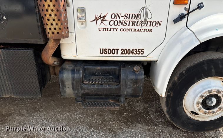 image for item EN5552 1992 International 4700 flatbed truck