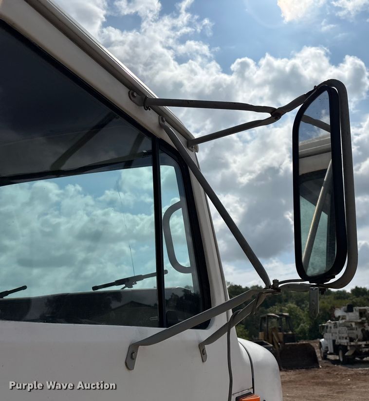 image for item EN5552 1992 International 4700 flatbed truck