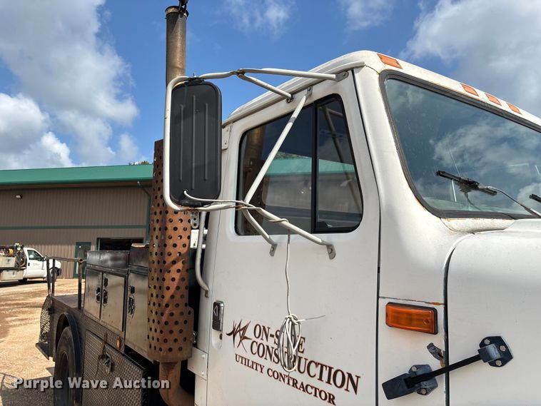 image for item EN5552 1992 International 4700 flatbed truck