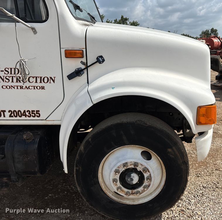 image for item EN5552 1992 International 4700 flatbed truck