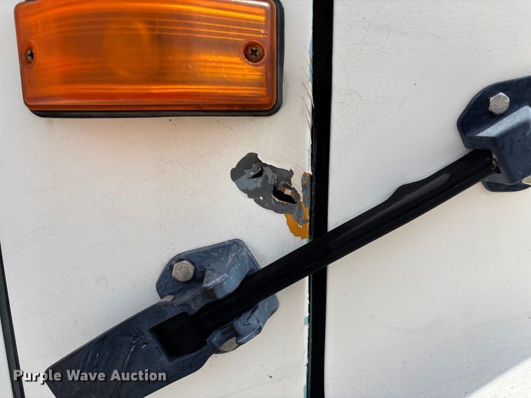 image for item EN5552 1992 International 4700 flatbed truck