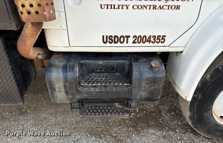 image for item EN5552 1992 International 4700 flatbed truck