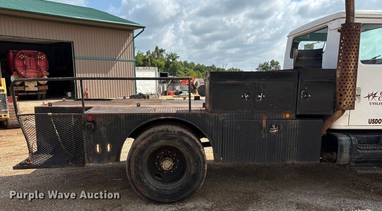 image for item EN5552 1992 International 4700 flatbed truck