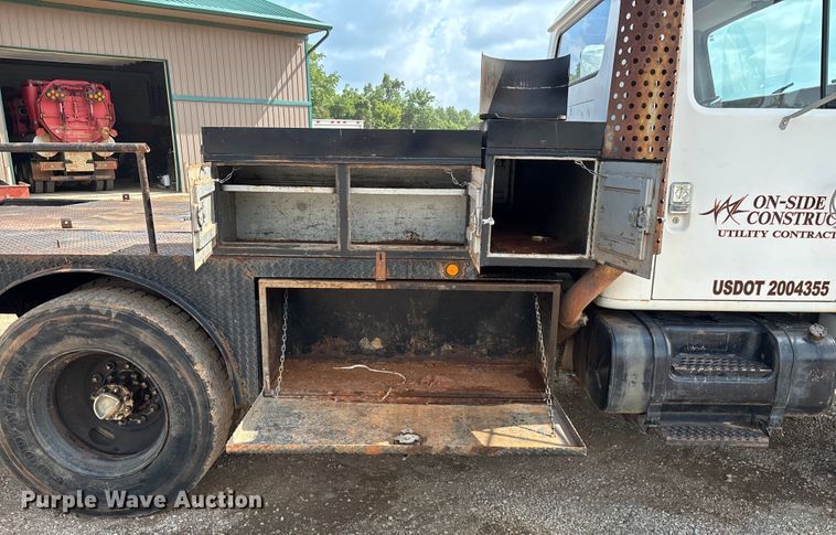 image for item EN5552 1992 International 4700 flatbed truck