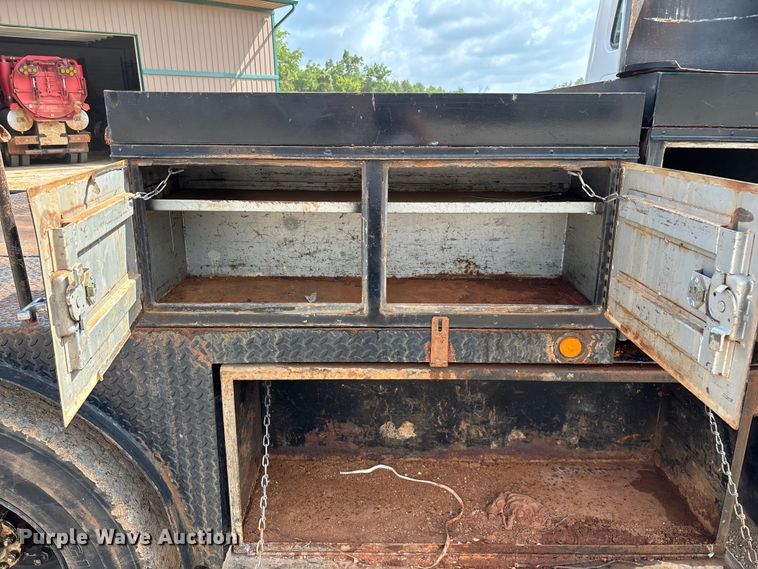 image for item EN5552 1992 International 4700 flatbed truck