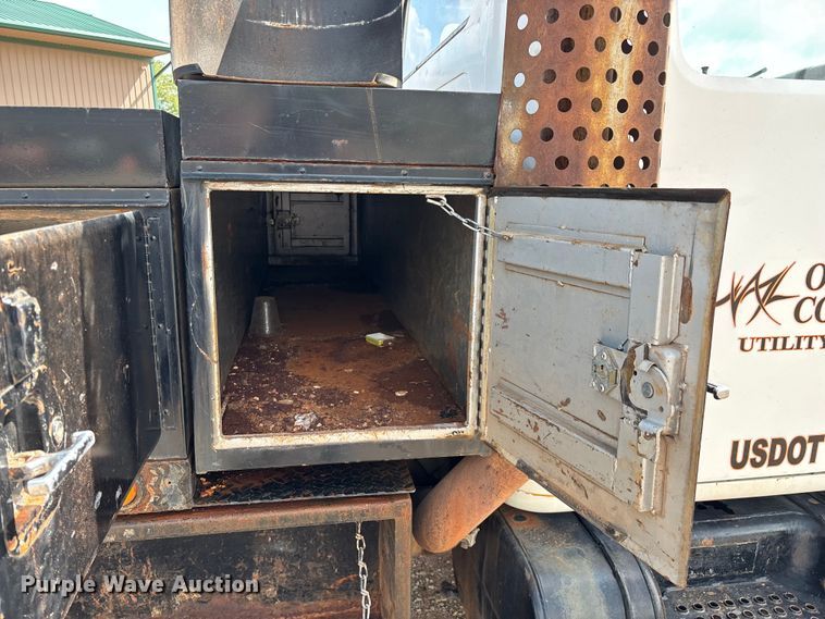 image for item EN5552 1992 International 4700 flatbed truck