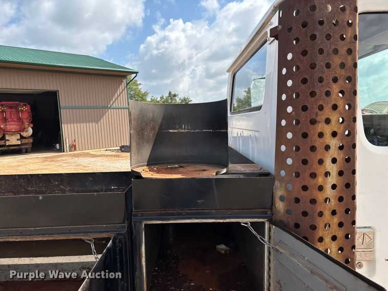 image for item EN5552 1992 International 4700 flatbed truck