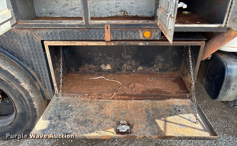 image for item EN5552 1992 International 4700 flatbed truck