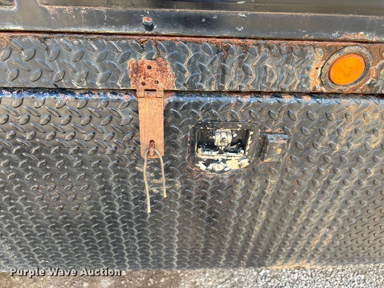 image for item EN5552 1992 International 4700 flatbed truck