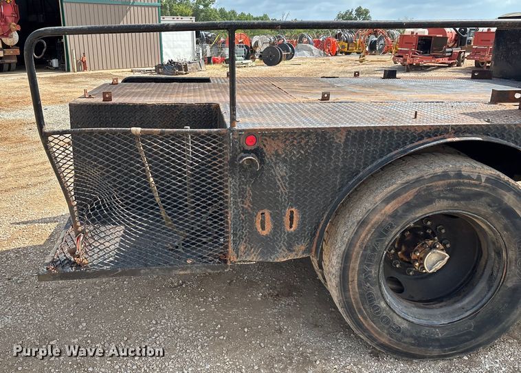 image for item EN5552 1992 International 4700 flatbed truck