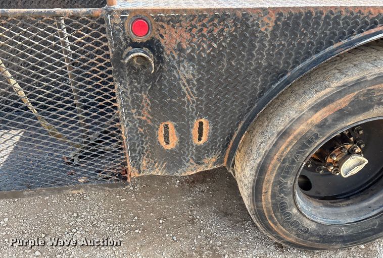 image for item EN5552 1992 International 4700 flatbed truck