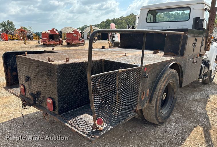 image for item EN5552 1992 International 4700 flatbed truck