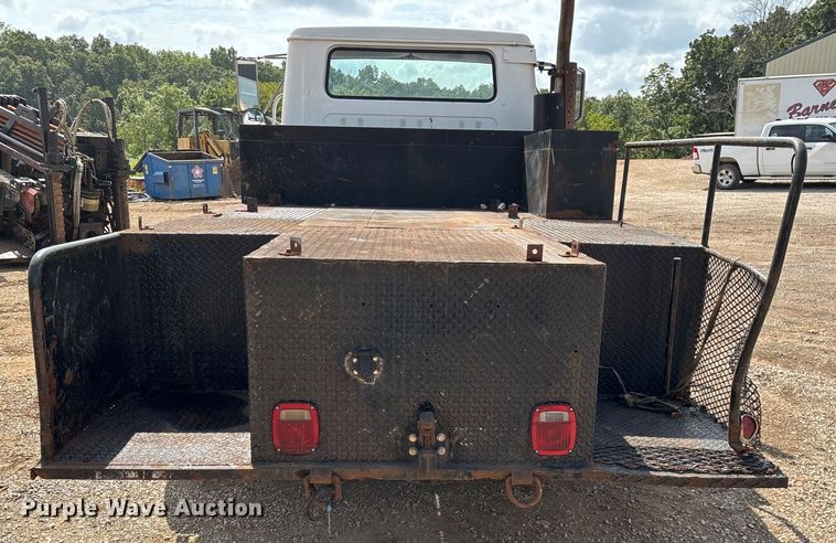 image for item EN5552 1992 International 4700 flatbed truck